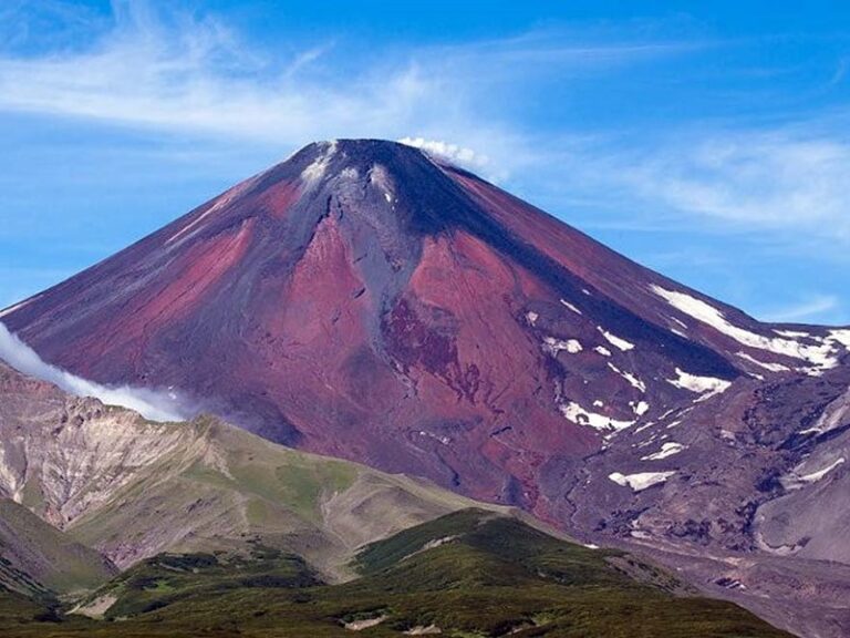 A winter tourist route to Avachinsky Volcano has been opened in Kamchatka