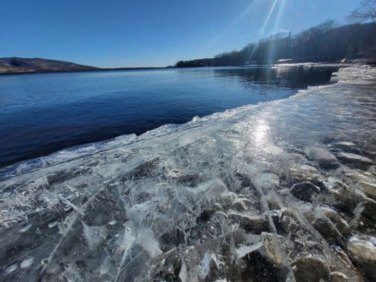 Warm runoff threatens the ecosystem of Lake Khalaktyrskoye in Kamchatka