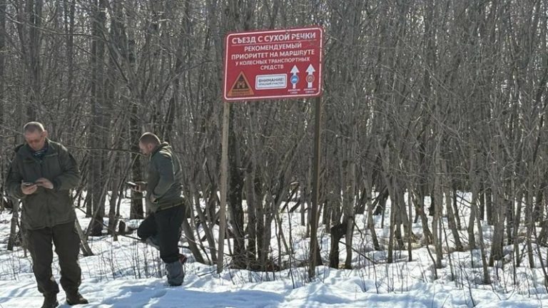 The route along the Sukhoi River in Kamchatka was marked for the safety of tourists