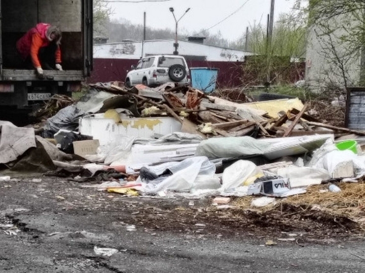 In Yelizovo, they are looking for a woman who set up a construction waste dump on the street.