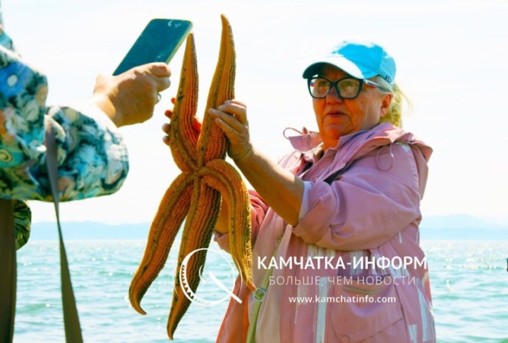 Kamchatka fisherman in the center of the city caught a huge starfish on a fishing rod