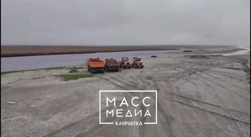 In Kamchatka, poachers are changing the riverbed in anticipation of salmon spawning
