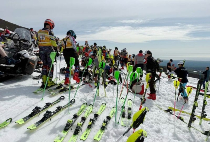 Young skiers of the Far East find out the relationship on Kozelsky volcano