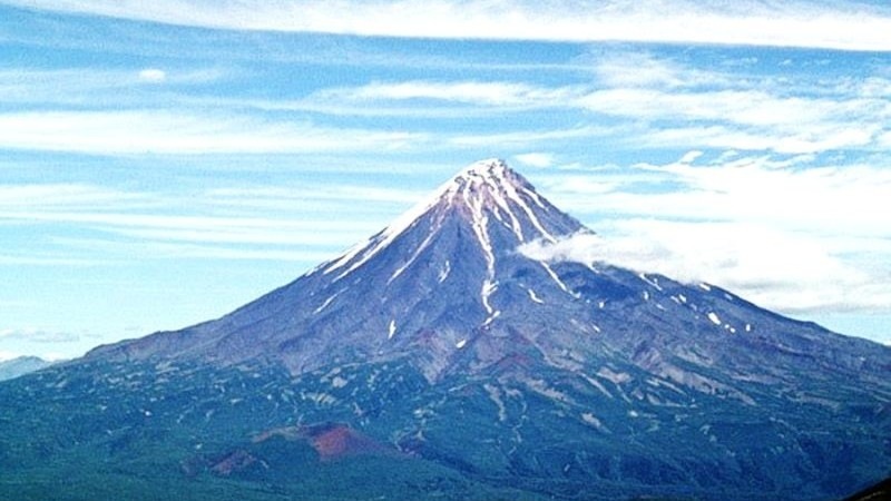 Kamchatka’s Kronotsky Volcano Awakens After 100 Years, Sparks Aviation Alert