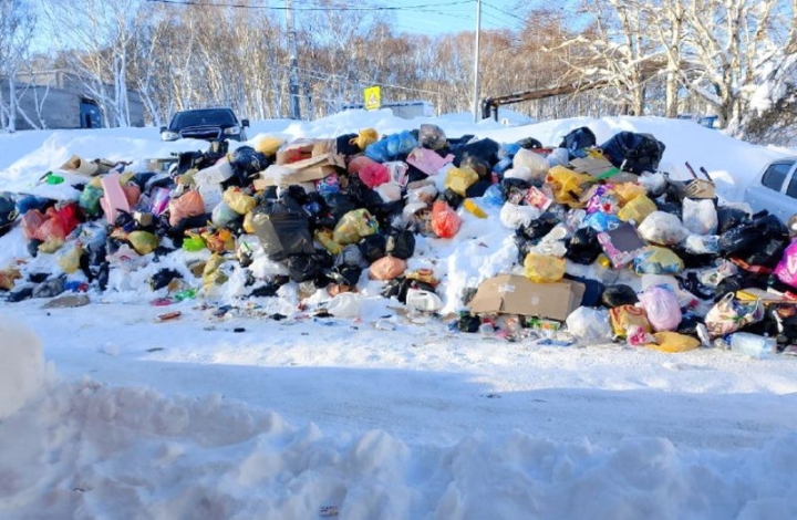 Kamchatka’s Capital Buried: Snow Drifts Hamper Post-Holiday Cleanup