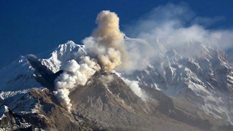 Kamchatka’s Shiveluch: Fiery Ascent Raises Global Aviation Concerns