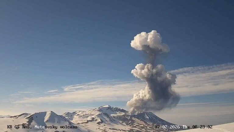 Kamchatka’s Mutnovsky Volcano Emits 5,000-Meter Ash Plume