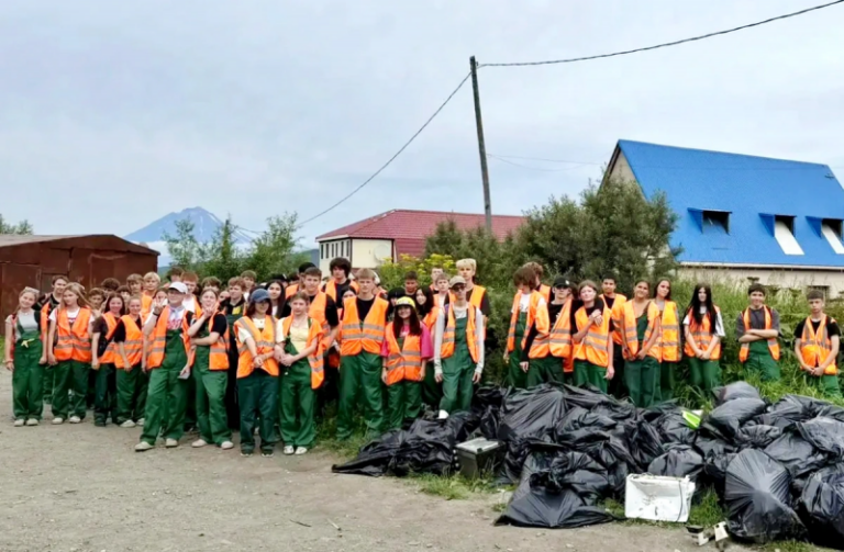 Kamchatka Youth Collect 105 Bags of Waste in Suburb Cleanup